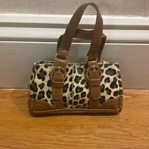 Mini leopard print purse.